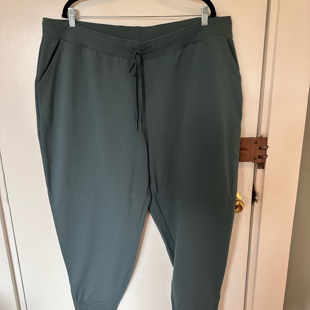 Universal Standard L joggers with ankle zip. Lovelt sage green. 3X 22/24